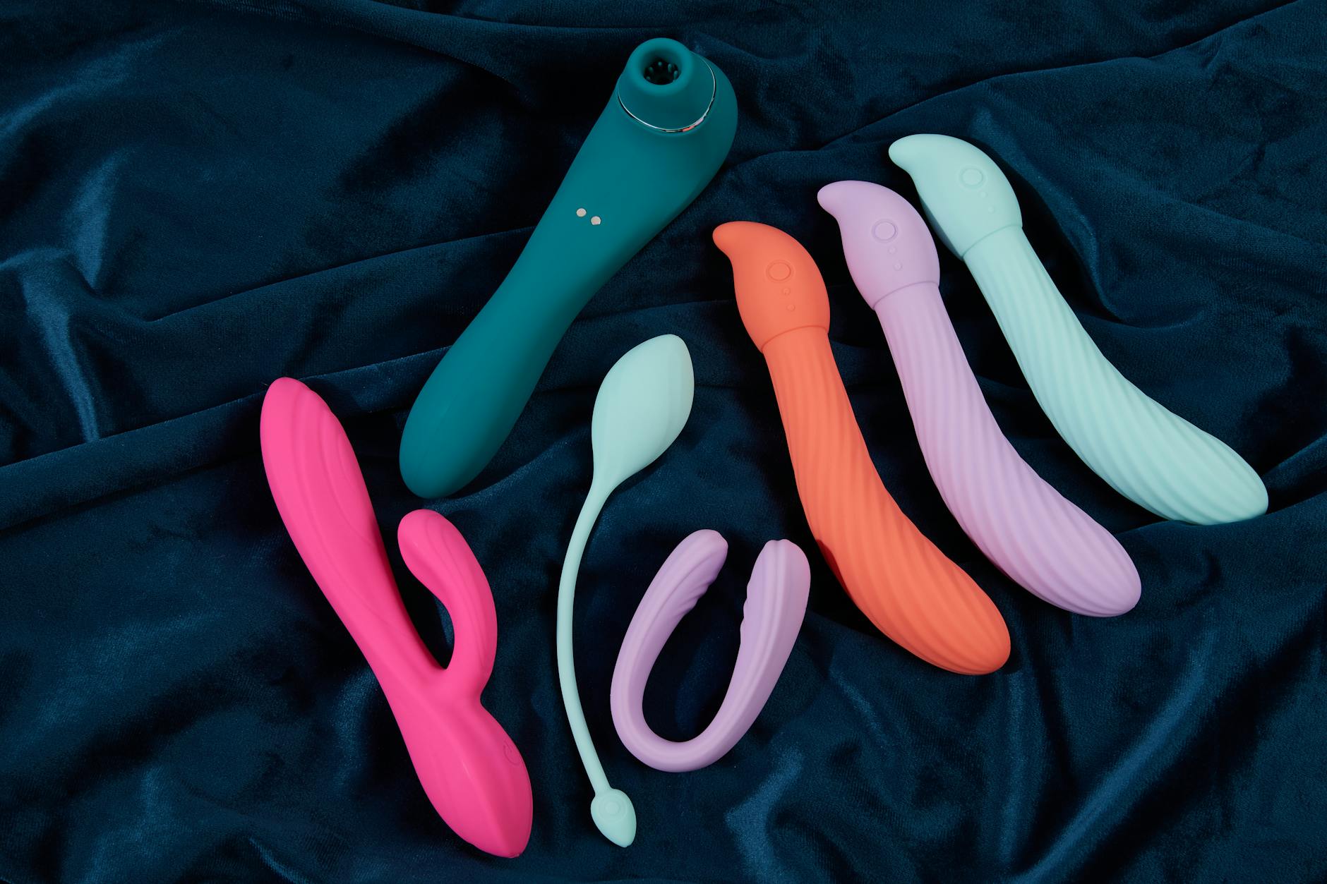 Casal jovem abraçado juntos, segurando vibrador azul, simbolizando intimidade moderna